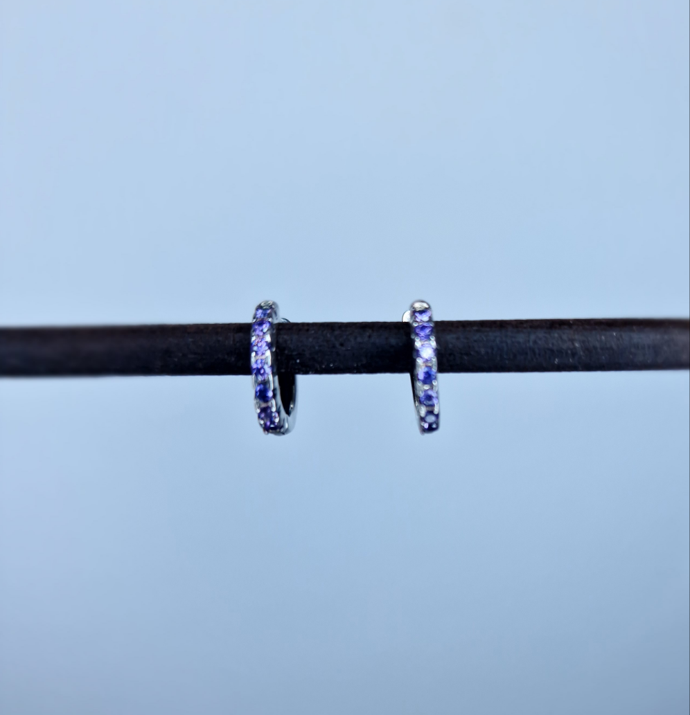 Pendientes plata con brillantes morado.