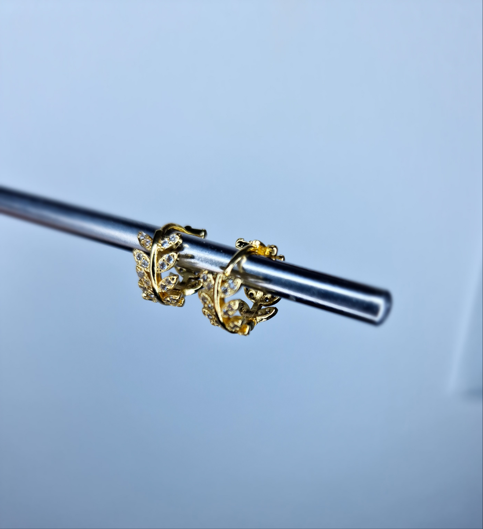 Pendientes hojas dorado con brillantes.