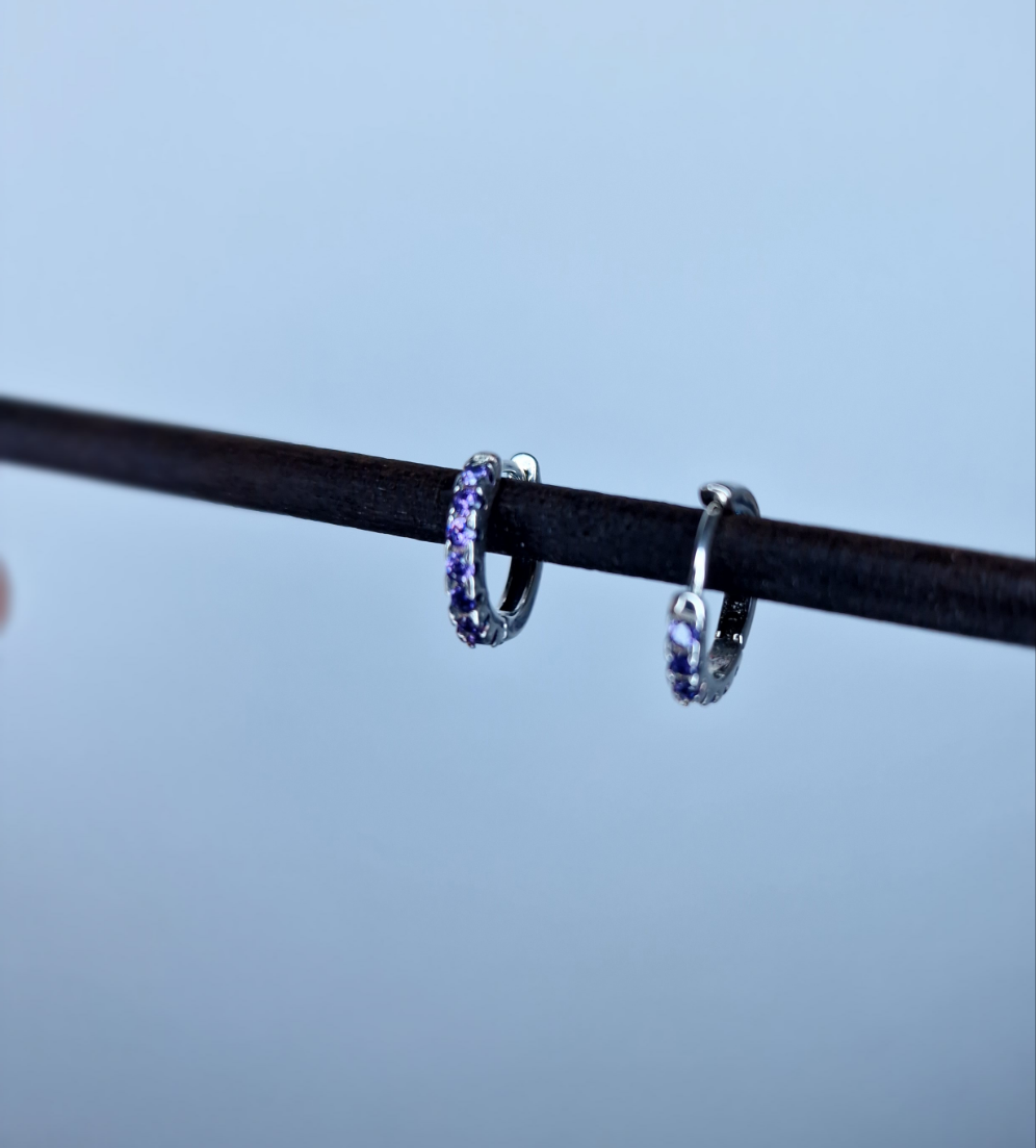 Pendientes plata con brillantes morado.