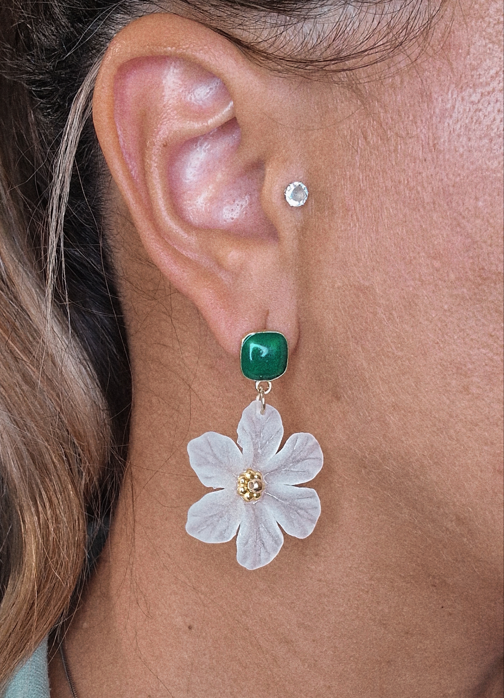 Pendientes de flor de camelia blanca, con aretes verdes.