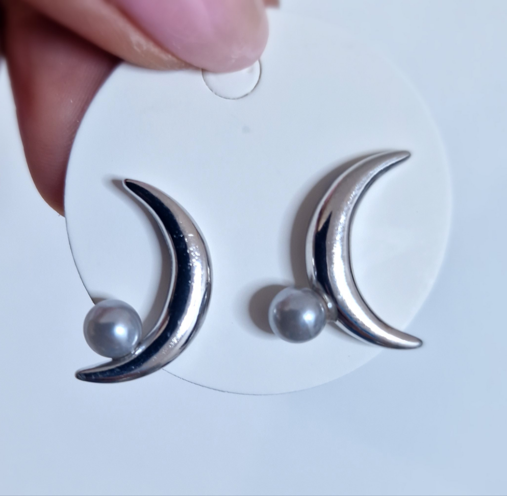 Pendientes medio luna con perla.